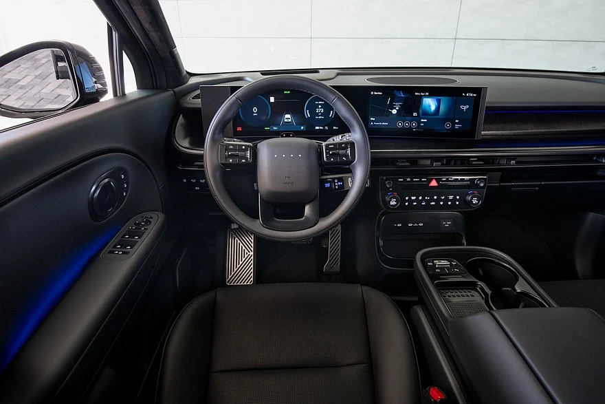На фото: салон Hyundai Ioniq 9 Calligraphy Black Ink