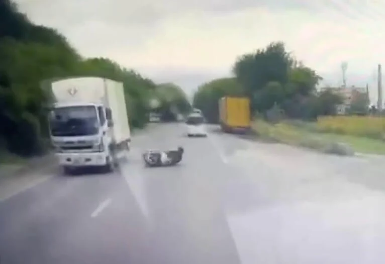  Водитель мопеда оказался в больнице после столкновения с двумя грузовиками в Новосибирске