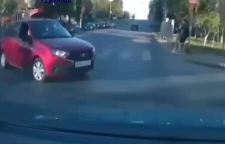  Момент ДТП на перекрестке в Ижевске: иномарка вылетела на тротуар и сбила парня с девушкой