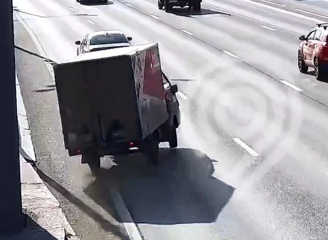  На МКАД водитель фургона не справился с управлением, не удержал машину и опрокинулся