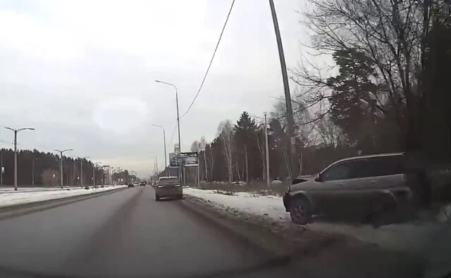  &laquo;Маневр не удался&raquo;: в Ангарске кроссовер съехал в кювет и врезался в столб