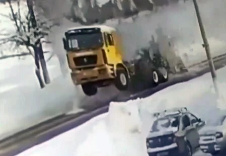  В Нижнем Новгороде самосвал с поднятым кузовом снёс теплотрассу