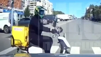  В Кирове легковой автомобиль сбил курьера на электросамокате