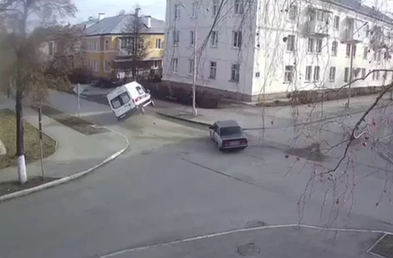  Скорая опрокинулась в результате ДТП в Заречном Свердловской области