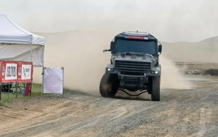 Зрелищный финиш КАМАЗа со сломанной подвеской. Видео