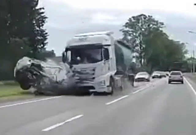  Кроссовер врезался в фуру на трассе &laquo;Нарва&raquo;: погибли женщина и ребенок