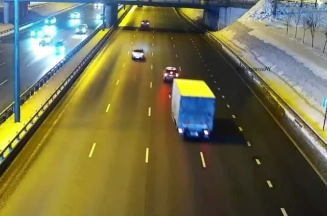  &laquo;Отбросило на ограждение&raquo;: фургон и легковой автомобиль столкнулись на МСД