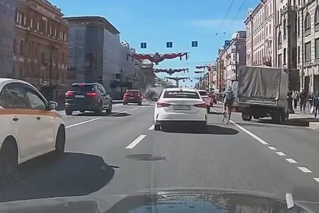  В Петербурге водитель &laquo;Матиза&raquo; пытался протиснуться между двумя автомобилями и опрокинулся