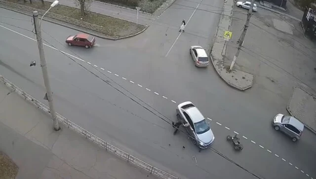  &laquo;Спешил на урок&raquo;: школьник на электровелосипеде попал под колеса автомобиля в Красноярске