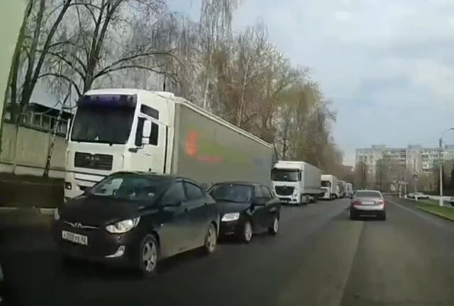  Авария в Рязани: водитель &laquo;Лады&raquo; въехал в притормозивший Hyundai