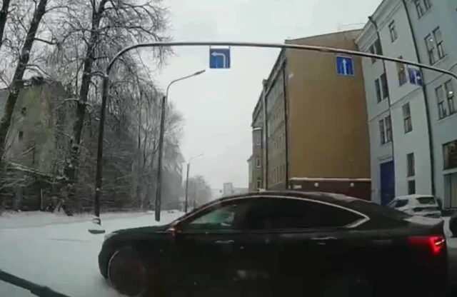  В Петербурге водитель автомобиля Hongqi решил исполнить поворот и устроил ДТП