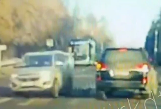  Авария в Иркутске: водитель внедорожника проехал на красный и столкнулся с поворачивающим налево