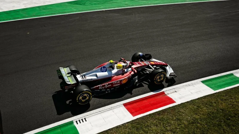 Гонщики Ferrari задают темп в первой тренировке Формулы 1 в Монце