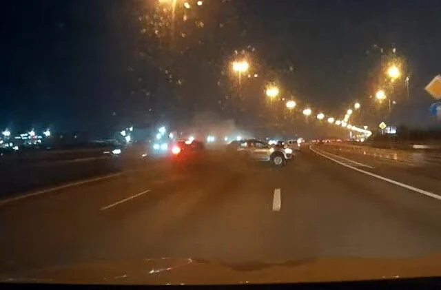  &laquo;Торопыга сломал ногу&raquo;: два автомобиля столкнулись на КАД в Петербурге