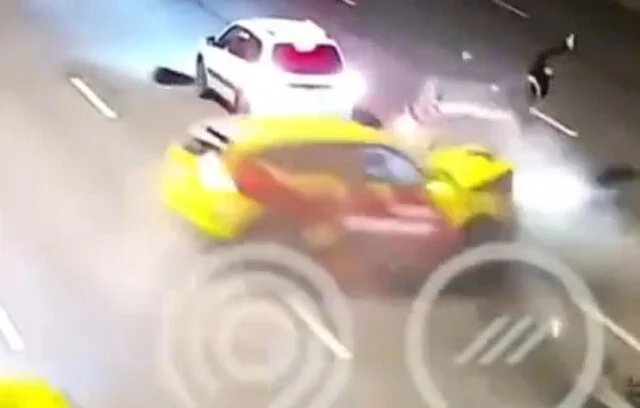  &laquo;Поломка на МКАД&raquo;: каршеринговый автомобиль снёс машину и людей