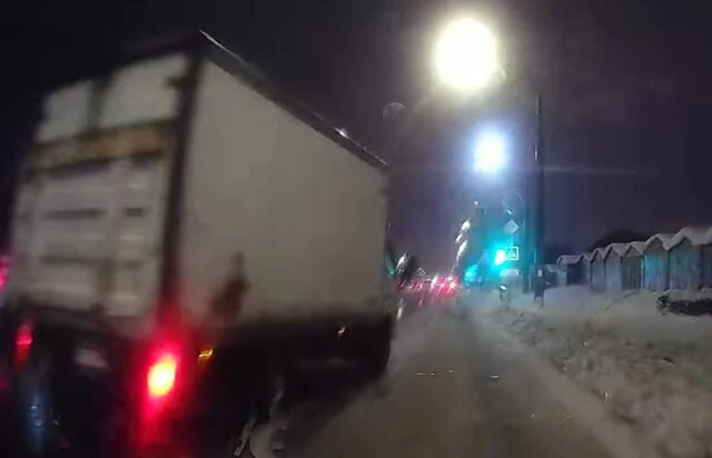 В Петербурге водитель грузовика спровоцировал ДТП, извинился &laquo;аварийкой&raquo; и уехал