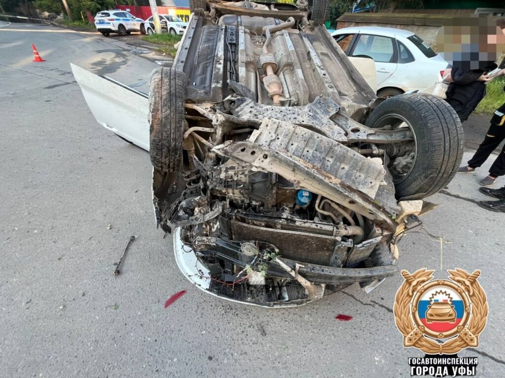 В Уфе пьяный водитель на автомобиле Kia Rio наехал на ограждение и перевернулся