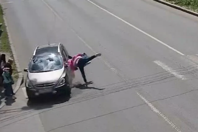  В Волгограде водитель автомобиля проехал на красный и сбил женщину