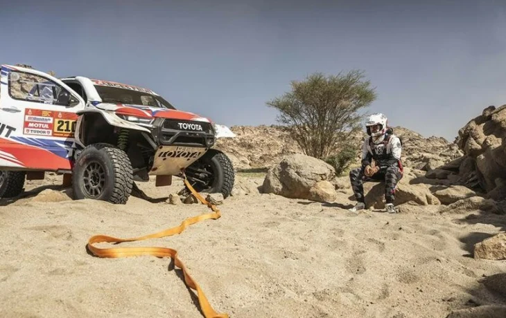 Курьёз дня на &laquo;Дакаре-2026&raquo;: внедорожник застрял в песке на старте спецучастка