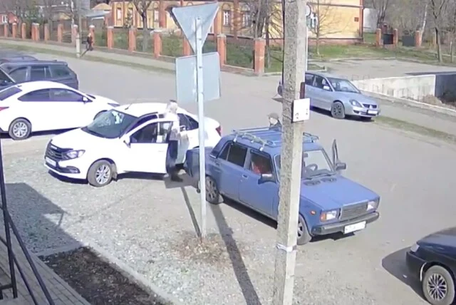  &laquo;Отомстил девушке, повредив автомобиль&raquo;: в Кировской области разыскивают скрывшегося водителя &laquo;Ж