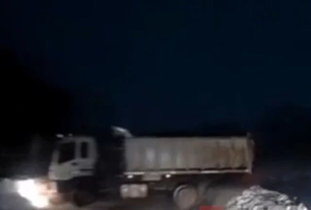  Грузовик занесло на скользкой дороге в Петропавловске-Камчатском