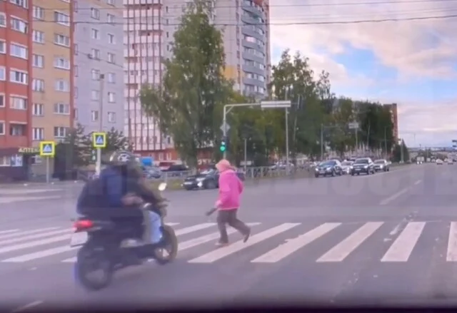  &laquo;Переходила дорогу на красный&raquo;: подросток на мотоцикле сбил пожилую женщину на улице Ленина в Ки