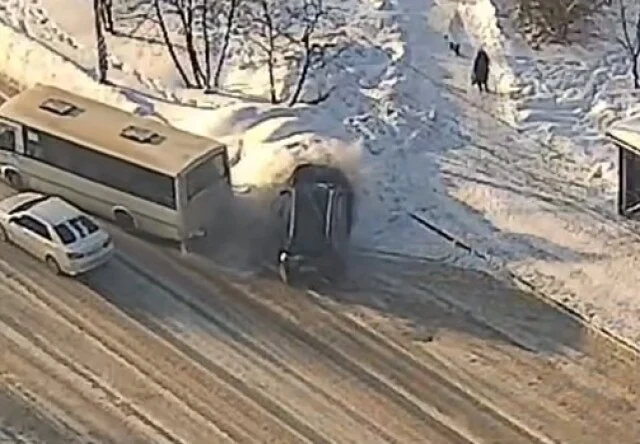  &laquo;Выезжал с остановки&raquo;: автобус и автомобиль столкнулись в Вологде