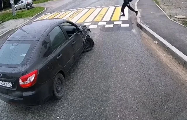  В Йошкар-Оле пьяный водитель без прав столкнулся с автобусом и пытался скрыться