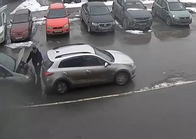  &laquo;Все офигели от сломанных ног&raquo;: в Тюмени женщина сдавала задним ходом и наехала на мужчину