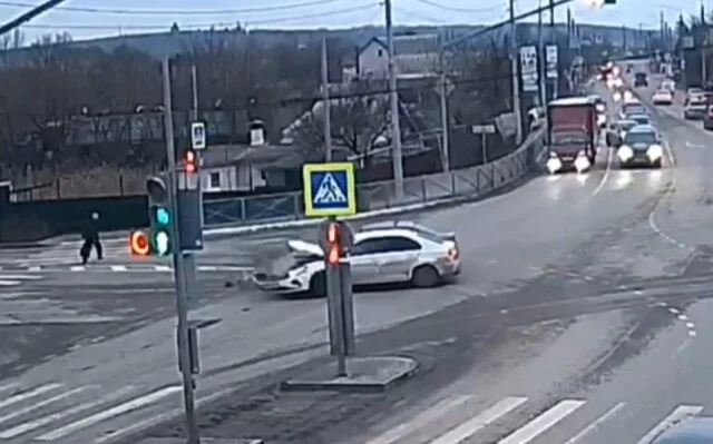  Авария на перекрестке в Белгороде: BMW проехал на красный и столкнулся с поворачивающим автомоби