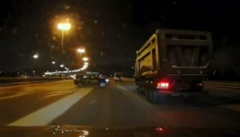  &laquo;Не справился с управлением&raquo;: кроссовер столкнулся с попутным грузовиком на КАД