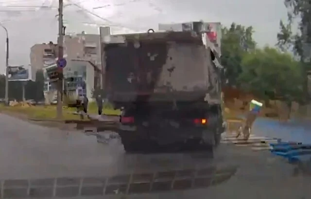  Курьер на велосипеде попал под колеса самосвала в Архангельске