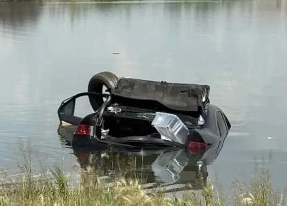  &laquo;Уснула в машине&raquo;: в Красноярском крае автомобиль со спящей внутри девушкой утонул в озере