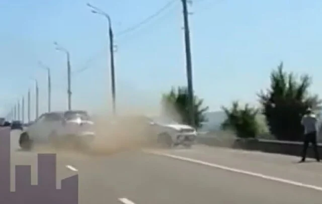  Кроссовер въехал в такси на Октябрьском мосту в Красноярске