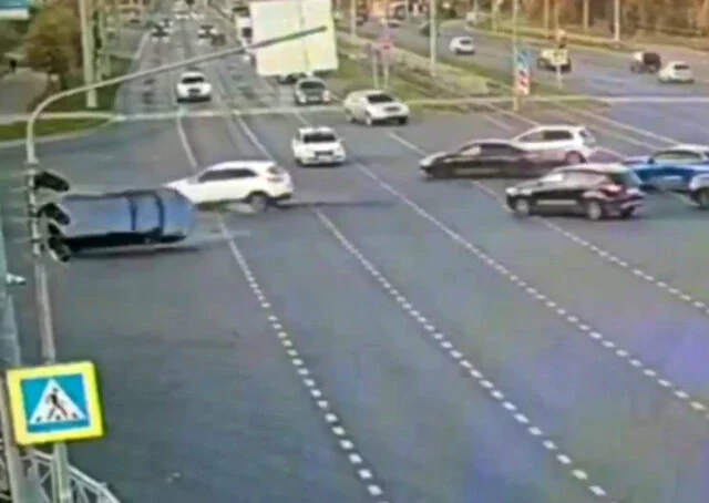  &laquo;Пыталась проехать на мигающий зелёный&raquo;: автомобиль перевернулся в результате ДТП в Казани