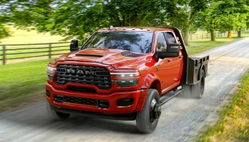 Ram Chassis Cab Night Edition: стильный ночной работяга с паровозной тягой