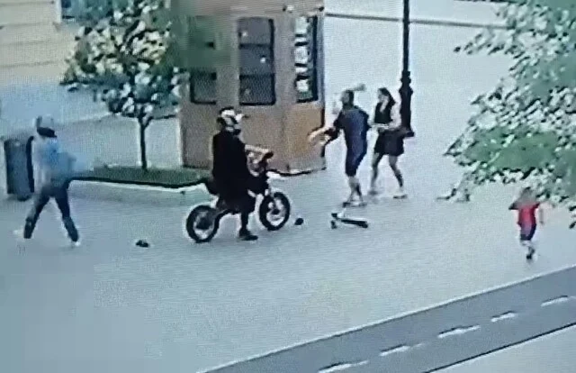  В Оренбурге подросток на питбайке сбил мужчину с младенцем