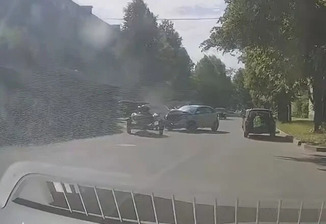  В Ленобласти прицеп отцепился от автомобиля и врезался во встречную машину
