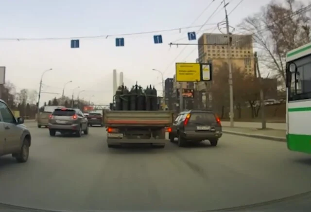  В Новосибирске водитель универсала подлез под груженный баллонами грузовик