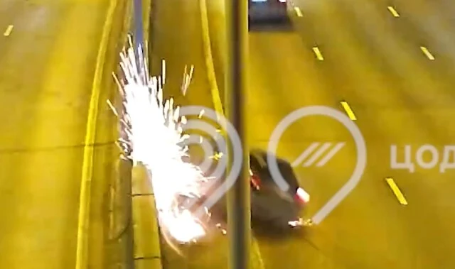  Очередное ДТП на МКАД: водитель резко дёрнул руль и врезался в ограждение