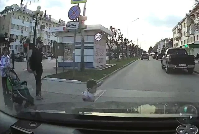  В Йошкар-Оле трехлетний мальчик выбежал на дорогу на красный и угодил под колеса машины