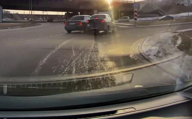  &laquo;Вину не признал&raquo;: Lada и Mitsubishi столкнулись на кольце Лесников в Красноярске