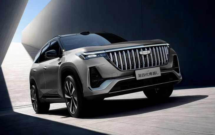 Бензиновый Geely Atlas: корректировка внешности, новый мотор и расширенное оснащение