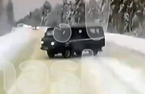  Фура и автомобиль Почты России столкнулись в Ленинградской области