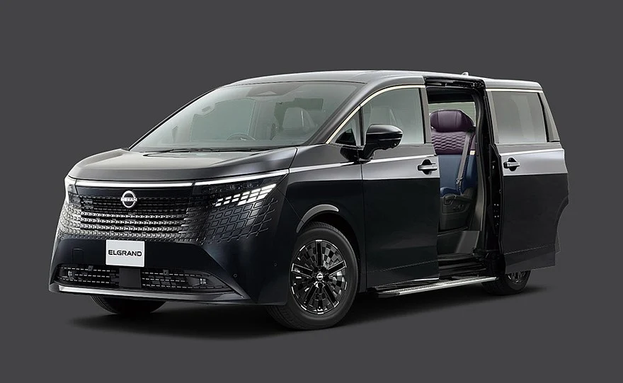 На фото: Nissan Elgrand Step Type