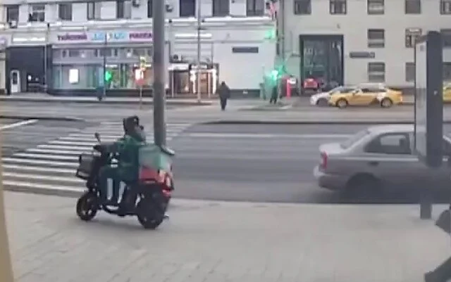  Полицейский автомобиль сбил курьера на улице Краснопрудной в Москве