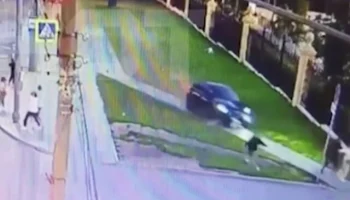  &laquo;Женщину намотало на колесо&raquo;: автомобиль снёс остановку с людьми в Нижнем Новгороде