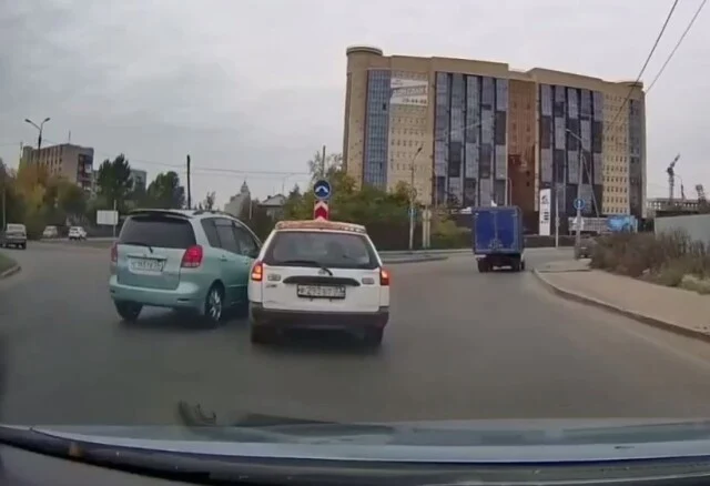  Два автомобиля столкнулись на кольце Жукова — Бульварная в Омске