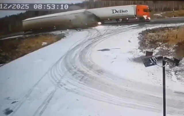  &laquo;Не выдержал безопасную дистанцию&raquo;: две фуры столкнулись на трассе &laquo;Иртыш&raquo;