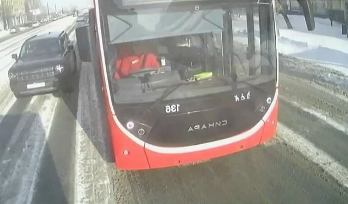  Троллейбус и автобус столкнулись на улице Гагарина в Челябинске